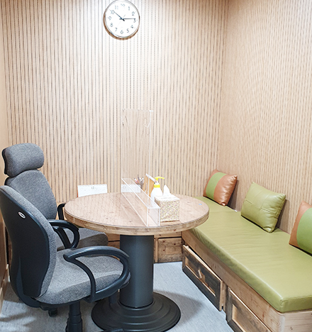 상담실 내부 모습, 원형 탁자와 의자가 배치되어 있다.