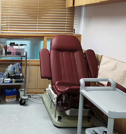 진료실 내부 모습, 침상과 산부인과 진료 및 시술용 의자와 의료 기기들이 배치되어 있다.